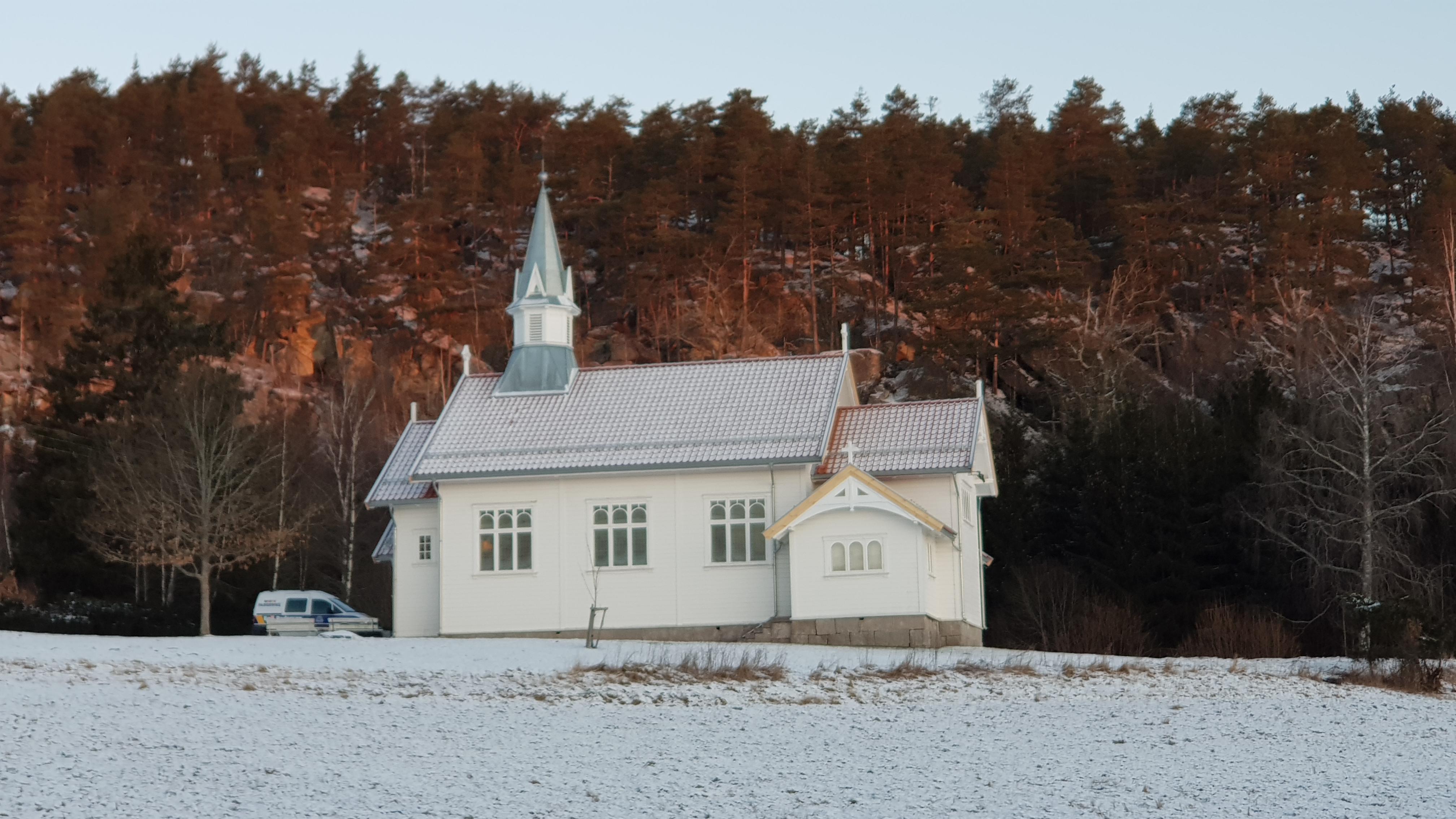 Holleby kirke i snø, med nytt sinktak