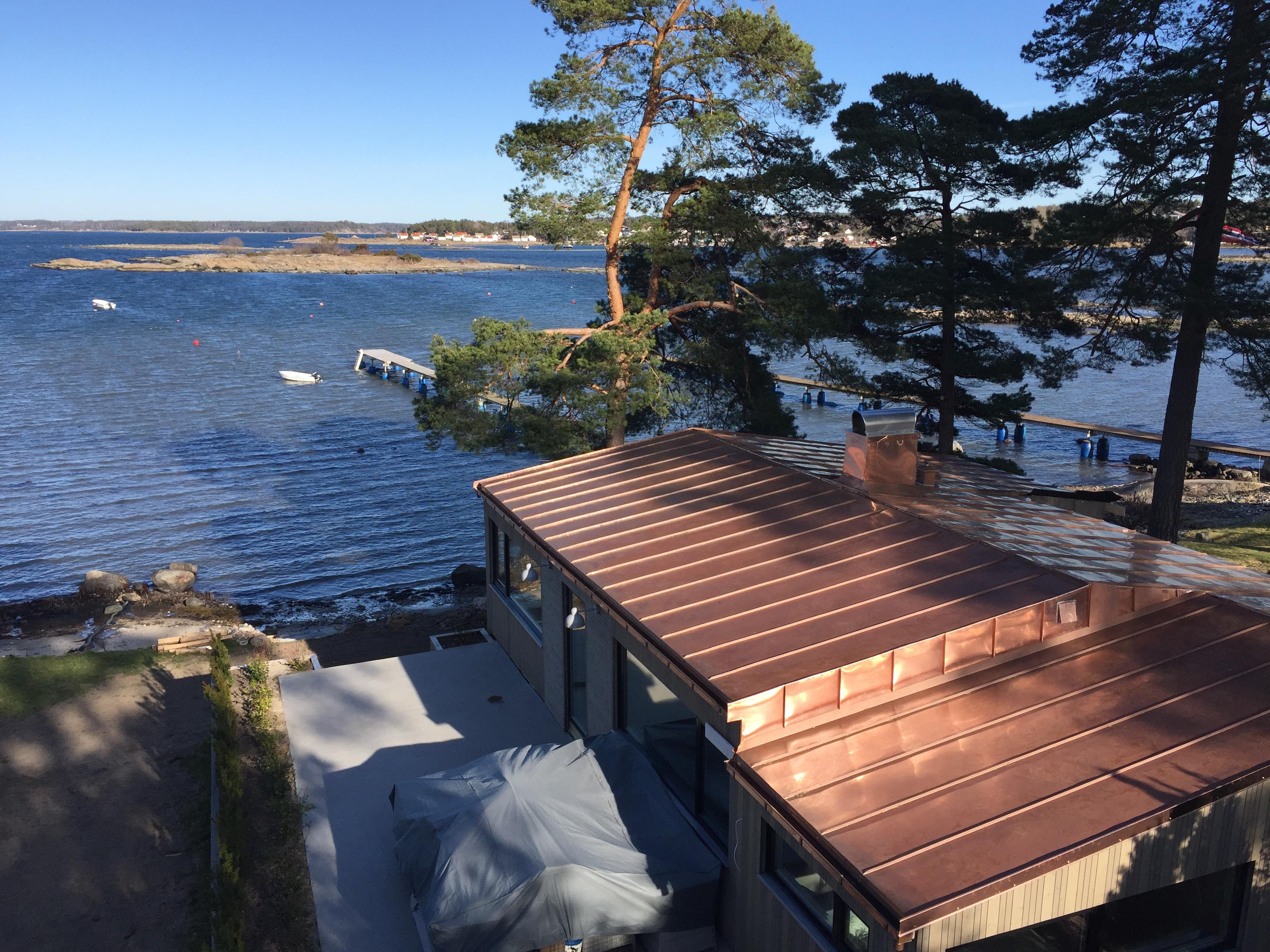 Nytt kobbertak på et hus ved sjøen på Manstad