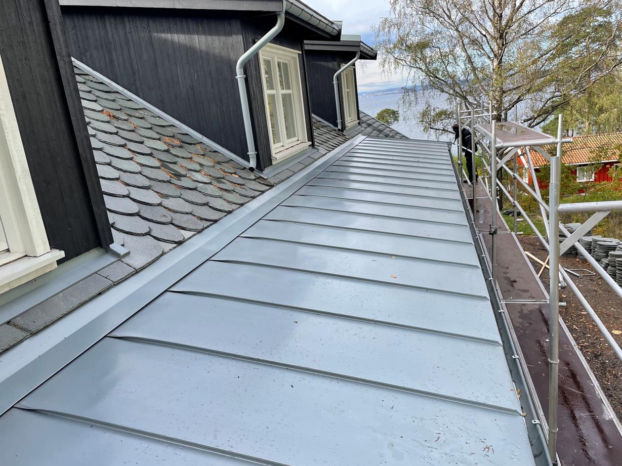 Nytt båndtekket sinktak langs en takkant