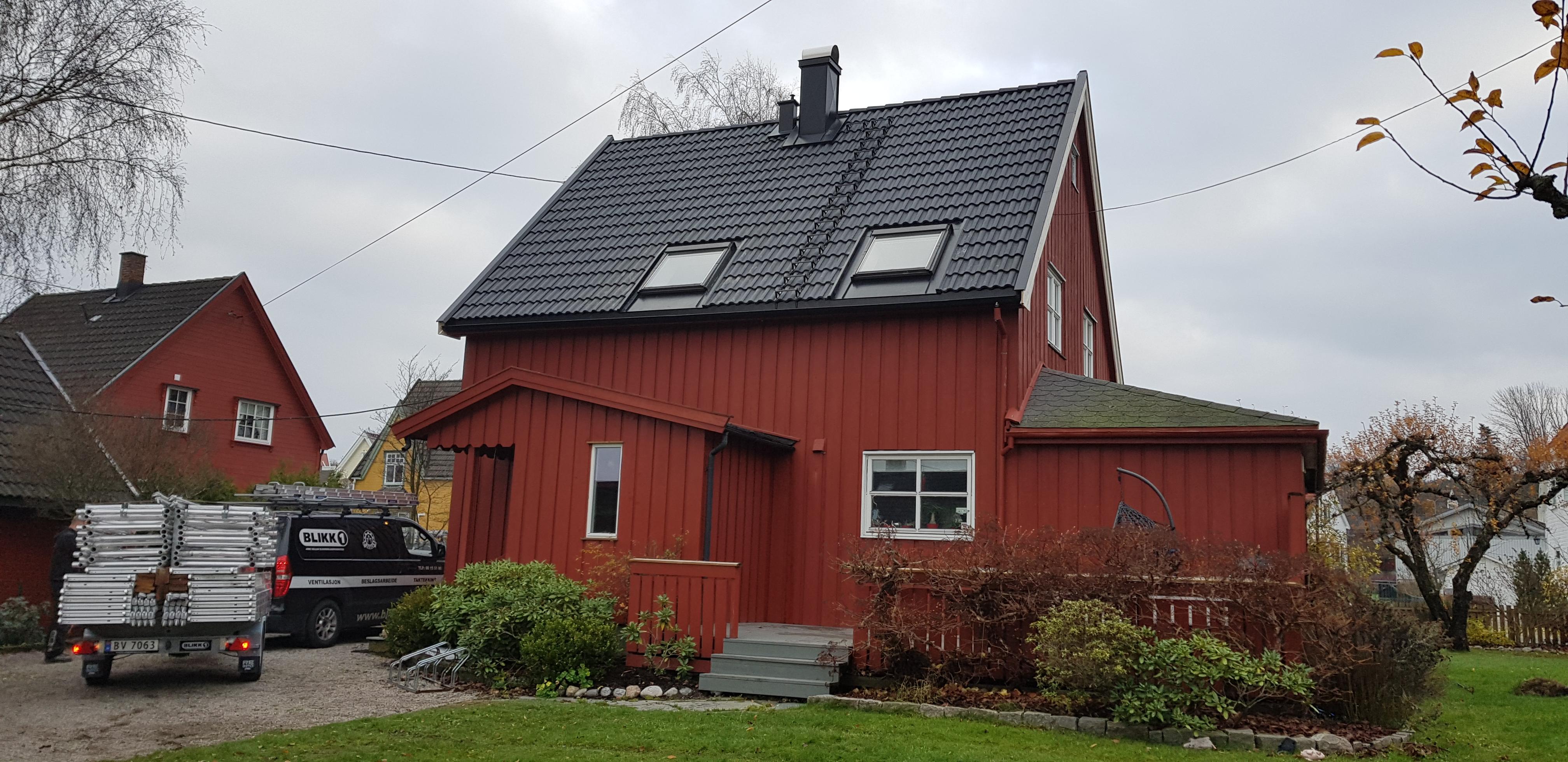 Rødt hus med nytt svart steintak og takvinduer