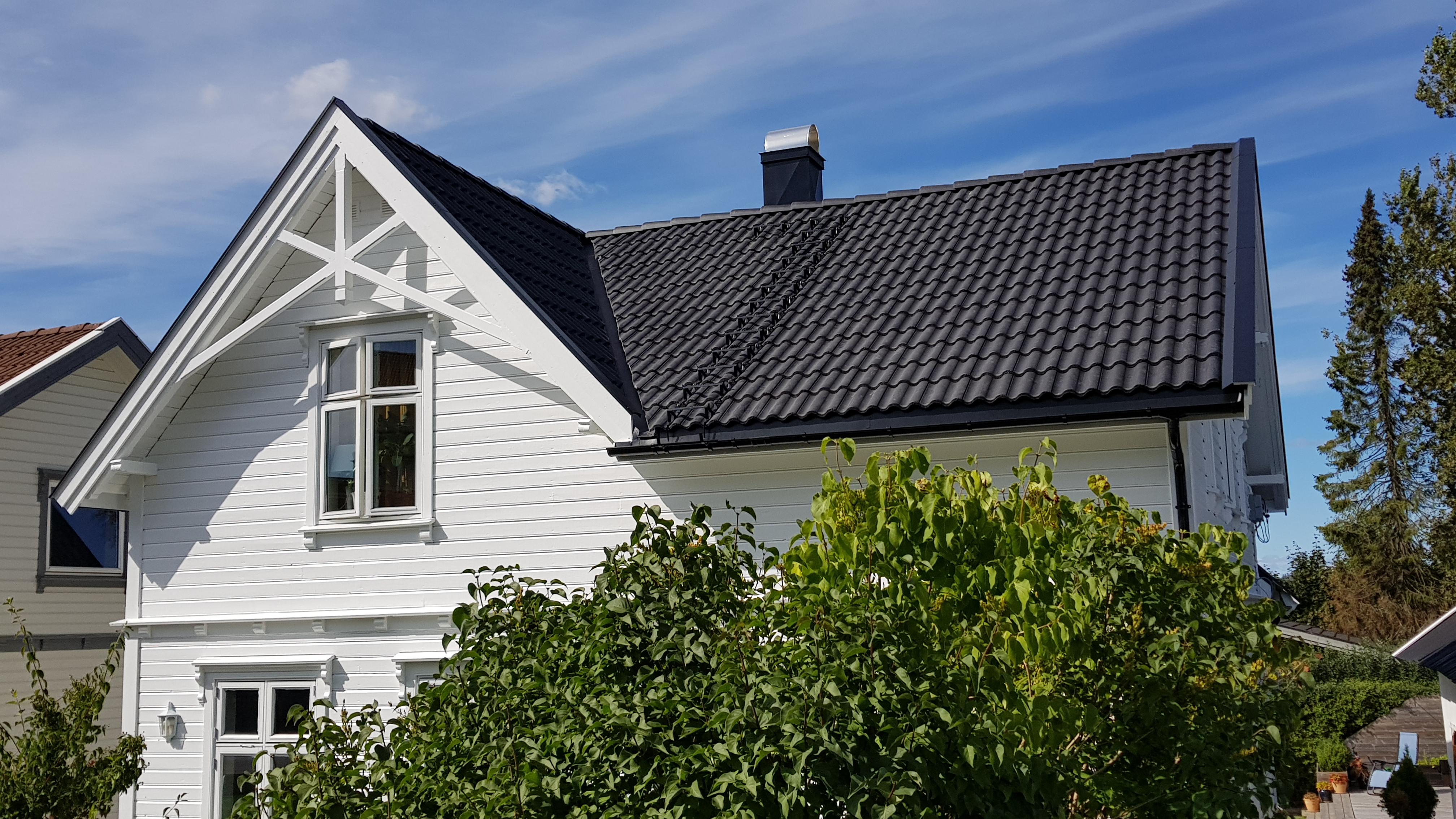 Hvitt hus med nytt svart steintak